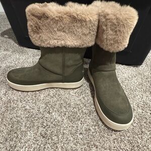 Koolaburra Green and Tan Winter Boots with Plush Lining